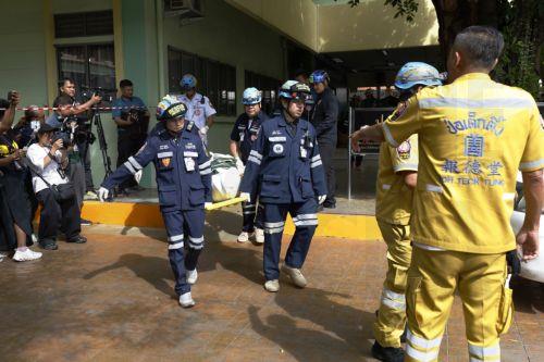 epa13155059 Emergency personnel carry the body of a victim of a school shooting at Debsirin Nonthaburi School in Bang Kruai district, Nonthaburi province, Thailand, 07 August 2026. Seven people were killed and 15 injured after a student opened fire inside the school campus, according to a Royal Thai Police spokesperson.  EPA/RUNGROJ YONGRIT