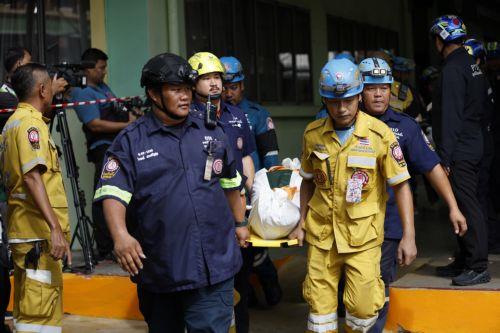epa13155060 Emergency personnel carry the body of a victim of a school shooting at Debsirin Nonthaburi School in Bang Kruai district, Nonthaburi province, Thailand, 07 August 2026. Seven people were killed and 15 injured after a student opened fire inside the school campus, according to a Royal Thai Police spokesperson.  EPA/RUNGROJ YONGRIT