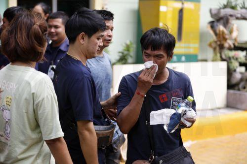 epa13155062 A relative (R) of a teacher killed in a school shooting cries after identifying the body at Debsirin Nonthaburi School in Bang Kruai district, Nonthaburi province, Thailand, 07 August 2026. Seven people were killed and 15 injured after a student opened fire inside the school campus, according to a Royal Thai Police spokesperson.  EPA/RUNGROJ...
