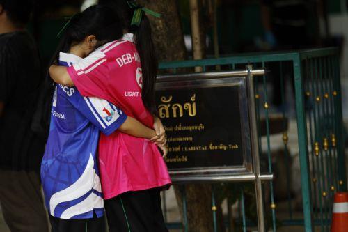 epa13155067 Students embrace each other following a school shooting at Debsirin Nonthaburi School in Bang Kruai district, Nonthaburi province, Thailand, 07 August 2026. Seven people were killed and 15 others injured after a student opened fire inside the school campus before taking his own life, according to a Royal Thai Police spokesperson.  EPA/RUNGROJ...