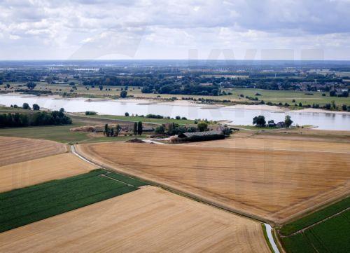 epa13155302 Bone-dry farmland with the Waal river in the background in Dodewaard, Netherlands, 07 August 2026. Due to the heat and the prolonged lack of rainfall, arable farmers fear damage to the crops.  EPA/SEM VAN DER WAL