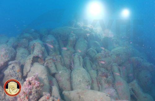 epa13158823 An undated handout photo made available by the Carabinieri Command for the Protection of Cultural Heritage (Carabinieri T.P.C.) on 10 August 2026 shows amphoras from a Roman-era shipwreck nearly 50 meters underwater off the coast of Mazara del Vallo, Sicily island, Italy. Divers from the Italian police have uncovered the wreck of a ship believed...