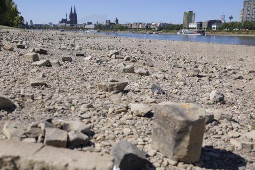 epa13166387 A view of the Rhine River with low water levels in Cologne, Germany, 13 August 2026. The Rhine River's discharge has dropped to historic lows at key measuring points due to heatwaves and severe drought.  EPA/CHRISTOPHER NEUNDORF