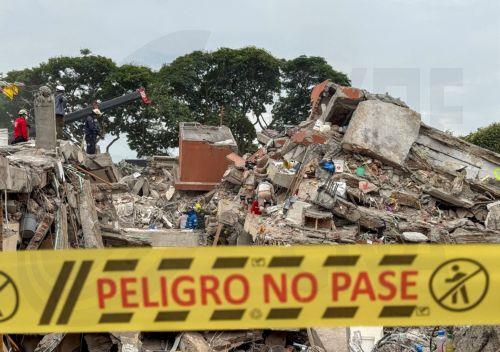 epa13175004 Rescuers search through the rubble of the Torres del Limonar building, destroyed by an earthquake, in Cali, Colombia, 16 August 2026. Dozens of rescuers from various countries work to recover bodies from under the debris a week after the earthquake.  EPA/Mario Baos