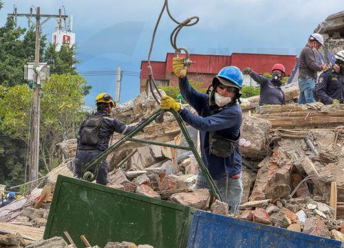epaselect epa13175006 Rescuers search through the rubble of the Torres del Limonar building, destroyed by an earthquake, in Cali, Colombia, 16 August 2026. Dozens of rescuers from various countries work to recover bodies from under the debris a week after the earthquake.  EPA/Mario Baos