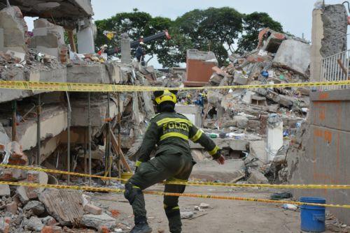 epaselect epa13175009 Rescuers search through the rubble of the Torres del Limonar building, destroyed by an earthquake, in Cali, Colombia, 16 August 2026. Dozens of rescuers from various countries work to recover bodies from under the debris a week after the earthquake.  EPA/Mario Baos