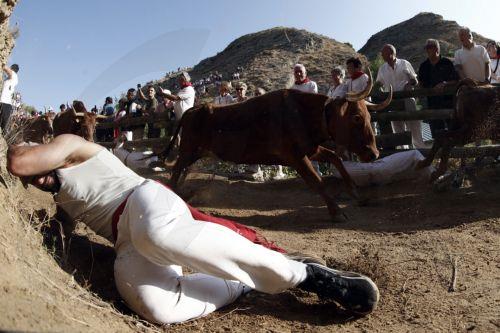 epa13175343 'Mozos,' or runners, take part in the traditional running of the bulls in Falces, Navarra, Spain, 17 August 2026.  EPA/JESUS DIGES