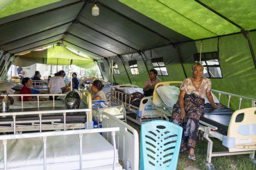 epa13176573 Patients at Aeramo Hospital receive treatment in a makeshift tent outside the hospital building following a 7.7 magnitude earthquake in Mbay, East Nusa Tenggara province, Indonesia, 18 August 2026. According to the National Search and Rescue Agency of Indonesia (BASARNAS), a 7.7 magnitude earthquake struck off the coast of East Nusa Tenggara...