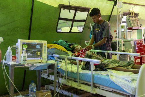 epa13176579 Patients at Aeramo Hospital receive treatment in a makeshift tent outside the hospital building following a 7.7 magnitude earthquake in Mbay, East Nusa Tenggara province, Indonesia, 18 August 2026. According to the National Search and Rescue Agency of Indonesia (BASARNAS), a 7.7 magnitude earthquake struck off the coast of East Nusa Tenggara...