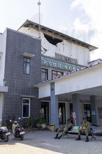 epa13176580 The damaged Aeramo Hospital following a 7.7 magnitude earthquake in Mbay, East Nusa Tenggara province, Indonesia, 18 August 2026. According to the National Search and Rescue Agency of Indonesia (BASARNAS), a 7.7 magnitude earthquake struck off the coast of East Nusa Tenggara province on 15 August 2026, killing at least 53 people.  EPA/MADE NAGI