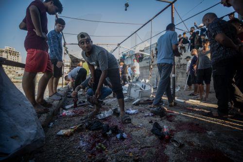 epa13177709 Palestinians inspect a cafe destroyed in an Israeli airstrike at Gaza port near the beach in Gaza City, 18 August 2026. The Ministry of Health in Gaza said at least six Palestinians were killed and others injured in an Israeli airstrike in western Gaza City.  EPA/MOHAMMED SABER