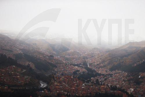 epa13177923 Mist covers the mountains surrounding La Paz during a cold front seen from El Alto, Bolivia, 18 August 2026. Heavy snowfall in at least four departments forced authorities to temporarily suspend or restrict road travel on several routes to prevent accidents.  EPA/LUIS GANDARILLAS