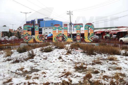 epa13177924 Snow covers a square in El Alto, Bolivia, 18 August 2026. Heavy snowfall in at least four departments forced authorities to temporarily suspend or restrict road travel on several routes to prevent accidents.  EPA/LUIS GANDARILLAS