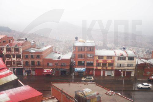 epa13177925 Snow covers buildings in El Alto, Bolivia, 18 August 2026. Heavy snowfall in at least four departments forced authorities to temporarily suspend or restrict road travel on several routes to prevent accidents.  EPA/LUIS GANDARILLAS