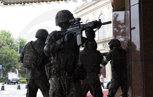 epa13178179 South Korean soldiers of the 52nd Division take part in an anti-terrorism drill as part of the South Korea–US joint annual military exercise 'Ulchi Freedom Shield' at Lotte World Hotel in Seoul, South Korea, 19 August 2026. The annual joint military exercise, Ulchi Freedom Shield (UFS), began on 17 August to enhance the allies' combined defense...