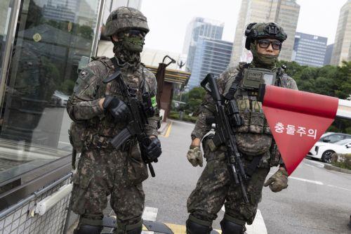 epa13178182 South Korean soldiers of the 52nd Division take part in an anti-terrorism drill as part of the South Korea–US joint annual military exercise 'Ulchi Freedom Shield' at Lotte World Hotel in Seoul, South Korea, 19 August 2026. The annual joint military exercise, Ulchi Freedom Shield (UFS), began on 17 August to enhance the allies' combined defense...