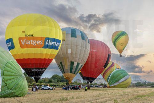 epa13180175 Hot air balloons are prepared for take off in Haro, La Rioja province, Spain, 20 August 2026. Haro is hosting the 42nd Spanish Hot Air Balloon Championship and the 26th International Hot Air Balloon Regatta from 19 and 23 August.  EPA/RAQUEL MANZANARES