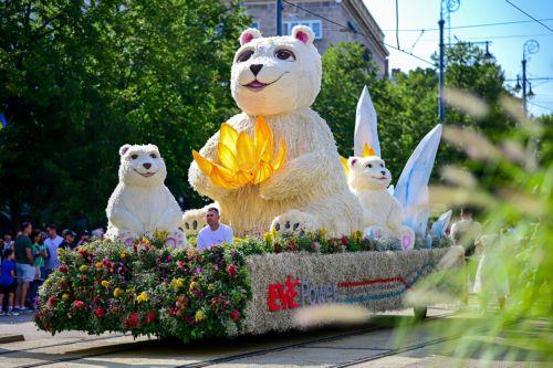 epa13180329 The float of Eve Power on parade during the 57th annual floral parade in downtown Debrecen, eastern Hungary, 20 August 2026. The festivities take place on Hungary's primary national holiday, marking the 1026th anniversary of the founding of the Hungarian State.  EPA/Zsolt Czegledi HUNGARY OUT