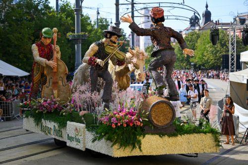 epa13180330 The float of Hungarian Post on parade during the 57th annual floral parade in downtown Debrecen, eastern Hungary, 20 August 2026. The festivities take place on Hungary's primary national holiday, marking the 1026th anniversary of the founding of the Hungarian State.  EPA/Zsolt Czegledi HUNGARY OUT