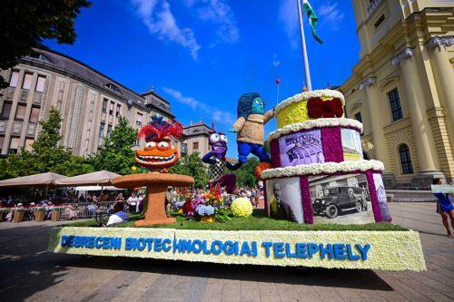 epa13180333 The float of Richter Pharmaceutical Company on parade during the 57th annual floral parade in downtown Debrecen, eastern Hungary, 20 August 2026. The festivities take place on Hungary's primary national holiday, marking the 1026th anniversary of the founding of the Hungarian State.  EPA/Zsolt Czegledi HUNGARY OUT