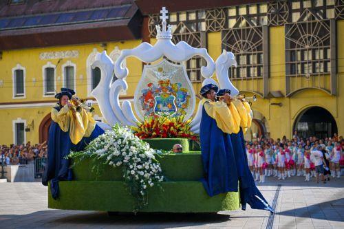 epa13180331 The float of Debrecen on parade during the 57th annual floral parade in downtown Debrecen, eastern Hungary, 20 August 2026. The festivities take place on Hungary's primary national holiday, marking the 1026th anniversary of the founding of the Hungarian State.  EPA/Zsolt Czegledi HUNGARY OUT