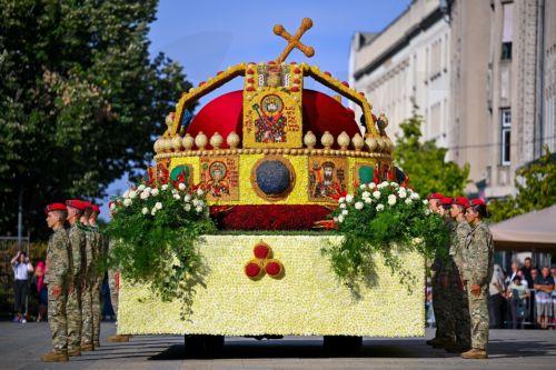 epa13180334 The Sacred Crown float on parade during the 57th annual floral parade in downtown Debrecen, eastern Hungary, 20 August 2026. The festivities take place on Hungary's primary national holiday, marking the 1026th anniversary of the founding of the Hungarian State.  EPA/Zsolt Czegledi HUNGARY OUT