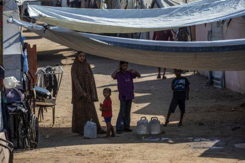 epa13180439 Displaced Palestinians look on after collecting drinking water at a displacement camp in central Gaza City, 20 August 2026. Gaza's municipalities and water authorities have warned of an imminent collapse of drinking-water and sewage systems, threatening more than two million people with severe water shortages and the spread of disease. Water...