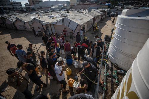 epa13180440 Displaced Palestinians line up to collect drinking water at a displacement camp in central Gaza City, 20 August 2026. Gaza's municipalities and water authorities have warned of an imminent collapse of drinking-water and sewage systems, threatening more than two million people with severe water shortages and the spread of disease. Water...
