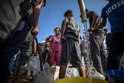 epa13180443 Displaced Palestinians line up to collect drinking water at a displacement camp in central Gaza City, 20 August 2026. Gaza's municipalities and water authorities have warned of an imminent collapse of drinking-water and sewage systems, threatening more than two million people with severe water shortages and the spread of disease. Water...