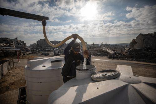 epa13180446 A Palestinian man fills water tanks with drinking water to transport it to a displacement camp in Gaza City, 20 August 2026. Gaza's municipalities and water authorities have warned of an imminent collapse of drinking-water and sewage systems, threatening more than two million people with severe water shortages and the spread of disease. Water...