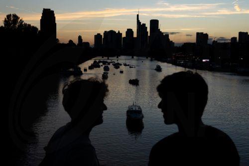 epaselect epa13181902 People gather on the Main River during the European Open Air concert in Frankfurt am Main, Germany, 20 August 2026. The annual event brings spectators to the riverbanks and onto the water for open-air orchestral music performances.  EPA/MATIAS BASUALDO