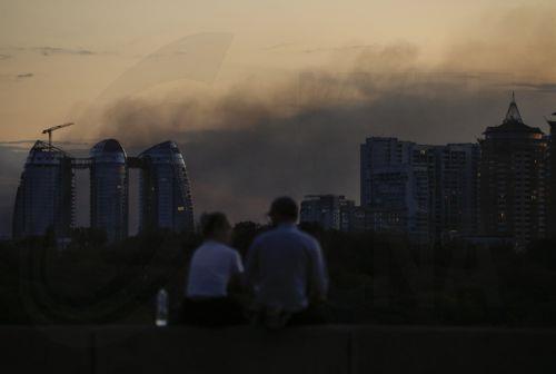 epa13181936 Smoke rises over the city following a Russian air attack in Kyiv, Ukraine, 20 August 2026, amid the ongoing Russian invasion.  EPA/SERGEY DOLZHENKO