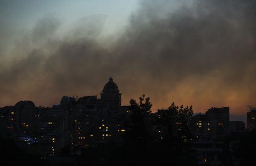 epa13181937 Smoke rises over the city following a Russian air attack in Kyiv, Ukraine, 20 August 2026, amid the ongoing Russian invasion.  EPA/SERGEY DOLZHENKO