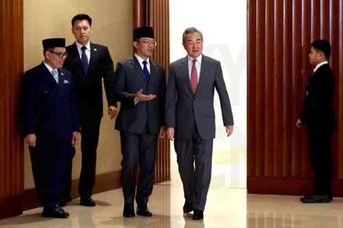 epa13182110 China's Foreign Minister Wang Yi (C-R) walks with his Indonesian counterpart Sugiono (C-L) prior to their meeting in Jakarta, Indonesia, 21 August 2026. Wang Yi is in an official visit to Indonesia to attend comprehensive strategic dialogue Indonesia-China.  EPA/MAST IRHAM