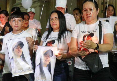 epa13182139 Relatives of patrol officer Erika Tatiana Monroy take part in a candlelight vigil demanding her release, at the San Jose Cathedral in Cucuta, Colombia, 20 August 2026. Relatives and friends of three police officers from the Directorate of Criminal Investigation and Interpol (DIJIN), who were kidnapped last Monday in the department of Norte de...