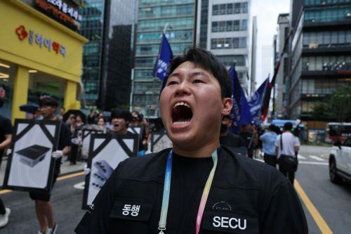 epa13182211 A view of the Samsung Union flag during the protest in front of Samsung Electronics’ Seocho building in Seoul, South Korea, 21 August 2026. Members of the Companion Union of Samsung Electronics (Companion Union), primarily comprised of employees from the Device eXperience (DX) division, held a rally in front of the company headquarters demanding...