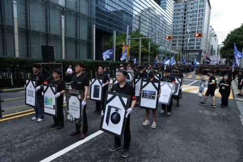 epa13182213 A view of the Samsung Union flag during the protest in front of Samsung Electronics’ Seocho building in Seoul, South Korea, 21 August 2026. Members of the Companion Union of Samsung Electronics (Companion Union), primarily comprised of employees from the Device eXperience (DX) division, held a rally in front of the company headquarters demanding...