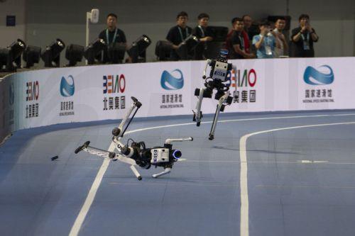 epa13186085 A humanoid robot crashes during the large robots 400m event at the 2026 World Humanoid Robot Games at the National Speed Skating Oval in Beijing, China, 23 August 2026. The 2026 World Humanoid Robot Games are being held in Beijing until 26 August.  EPA/ANDRES MARTINEZ CASARES
