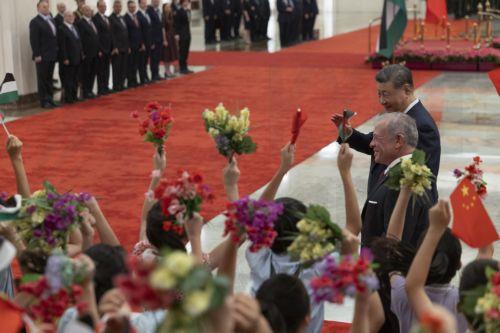 epa13188439 China’s President Xi Jinping (L) and King Abdullah II of Jordan (R) greet children waving Chinese and Jordanian flags as they review the honor guard during a welcoming ceremony at the Great Hall of the People in Beijing, China, 24 August 2026.  EPA/ANDRES MARTINEZ CASARES / POOL