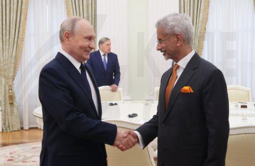 epa13188549 Russian President Vladimir Putin (L) and Indian Foreign Minister Subrahmanyam Jaishankar shake hands during a meeting at the Kremlin in Moscow, Russia, 24 August 2026.  EPA/SERGEI KARPUKHIN/SPUTNIK/KREMLIN / POOL MANDATORY CREDIT
