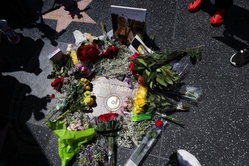 epa13191555 People leave flowers and memorabilia at the Hollywood Walk of Fame star of singer and actress Dolly Parton following her death in Hollywood, California, USA, 25 August 2026. Parton died at the age of 80.  EPA/CHRIS TORRES