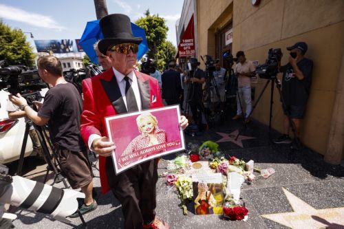 epa13191558 People leave flowers and memorabilia at the Hollywood Walk of Fame star of singer and actress Dolly Parton following her death in Hollywood, California, USA, 25 August 2026. Parton died at the age of 80.  EPA/CHRIS TORRES