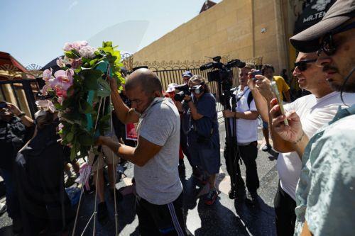 epa13191560 People leave flowers and memorabilia at the Hollywood Walk of Fame star of singer and actress Dolly Parton following her death in Hollywood, California, USA, 25 August 2026. Parton died at the age of 80.  EPA/CHRIS TORRES