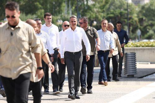 Ο πρωθυπουργός Κυριάκος Μητσοτάκης περπατά προς το Μέγαρο Μουσικής Θεσσαλονίκης, όπου θα έχει διαδοχικές συναντήσεις  με παραγωγικούς φορείς στη Θεσσαλονίκη, Πέμπτη 27 Αυγούστου 2026.  Μετά τα εγκαίνια της επέκτασης του μετρό στην Καλαμαριά,  ο πρωθυπουργός  έχει διαδοχικές συναντήσεις με βουλευτές, παραγωγικούς και επιστημονικούς φορείς της Θεσσαλονίκης...