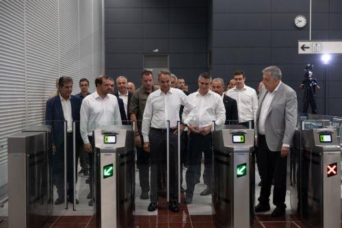 Ο πρωθυπουργός Κυριάκος Μητσοτάκης, συνοδευόμενος από τον υπουργό Υποδομών και Μεταφορών Χρίστο Δήμα, ξεναγείται στην επέκταση του Μετρό Θεσσαλονίκης προς την Καλαμαριά, στον σταθμό «Μίκρα», Θεσσαλονίκη, την Πέμπτη 27 Αυγούστου 2026. Παρουσία του πρωθυπουργού, εγκαινιάζεται σήμερα η επέκταση του μετρό Θεσσαλονίκης προς την Καλαμαριά με 5 νέους σταθμούς:...