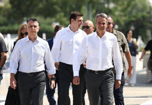 Ο πρωθυπουργός Κυριάκος Μητσοτάκης περπατά προς το Μέγαρο Μουσικής Θεσσαλονίκης, όπου θα έχει διαδοχικές συναντήσεις  με παραγωγικούς φορείς στη Θεσσαλονίκη, Πέμπτη 27 Αυγούστου 2026.  Μετά τα εγκαίνια της επέκτασης του μετρό στην Καλαμαριά,  ο πρωθυπουργός  έχει διαδοχικές συναντήσεις με βουλευτές, παραγωγικούς και επιστημονικούς φορείς της Θεσσαλονίκης...