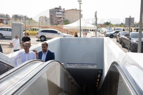 Ο πρωθυπουργός Κυριάκος Μητσοτάκης (Α), συνοδευόμενος από τον υφυπουργό παρά τω πρωθυπουργώ και κυβερνητικό εκπρόσωπο Παύλος Μαρινάκη (2Α), ξεναγείται στο έργο της επέκτασης του Μετρό Θεσσαλονίκης προς την Καλαμαριά, στον σταθμό «Μίκρα», Θεσσαλονίκη, την Πέμπτη 27 Αυγούστου 2026. Παρουσία του πρωθυπουργού, εγκαινιάζεται σήμερα η επέκταση του μετρό...