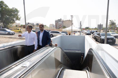 Ο πρωθυπουργός Κυριάκος Μητσοτάκης (Α), συνοδευόμενος από τον υφυπουργό παρά τω πρωθυπουργώ και κυβερνητικό εκπρόσωπο Παύλος Μαρινάκη (2Α), ξεναγείται στο έργο της επέκτασης του Μετρό Θεσσαλονίκης προς την Καλαμαριά, στον σταθμό «Μίκρα», Θεσσαλονίκη, την Πέμπτη 27 Αυγούστου 2026. Παρουσία του πρωθυπουργού, εγκαινιάζεται σήμερα η επέκταση του μετρό...