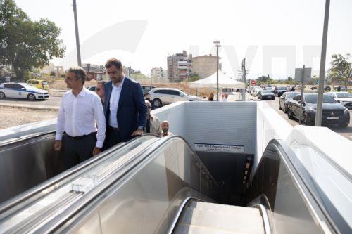 Ο πρωθυπουργός Κυριάκος Μητσοτάκης (Α), συνοδευόμενος από τον υφυπουργό παρά τω πρωθυπουργώ και κυβερνητικό εκπρόσωπο Παύλος Μαρινάκη (2Α), ξεναγείται στο έργο της επέκτασης του Μετρό Θεσσαλονίκης προς την Καλαμαριά, στον σταθμό «Μίκρα», Θεσσαλονίκη, την Πέμπτη 27 Αυγούστου 2026. Παρουσία του πρωθυπουργού, εγκαινιάζεται σήμερα η επέκταση του μετρό...