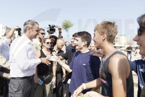 (Ξένη Δημοσίευση). Ο πρωθυπουργός Κυριάκος Μητσοτάκης συνομιλεί με κόσμο, κατά την τελετή παράδοσης του έργου της επέκτασης του Μετρό Θεσσαλονίκης προς την Καλαμαριά, στον σταθμό «Μίκρα», Θεσσαλονίκη, την Πέμπτη 27 Αυγούστου 2026. Παρουσία του πρωθυπουργού, εγκαινιάζεται σήμερα η επέκταση του μετρό Θεσσαλονίκης προς την Καλαμαριά με 5 νέους σταθμούς:...